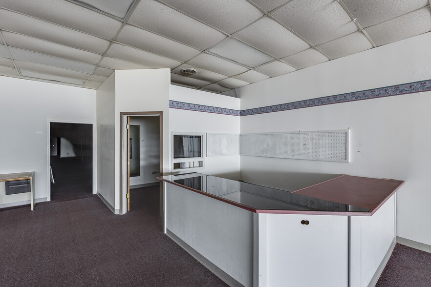 More Photos Of 300-499 Downtowner Plz, Coshocton General Retail For Sale