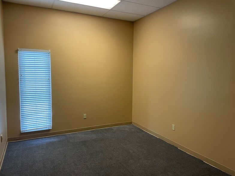 More Photos Of 6131 Shallowford Rd, Chattanooga Office For Sale