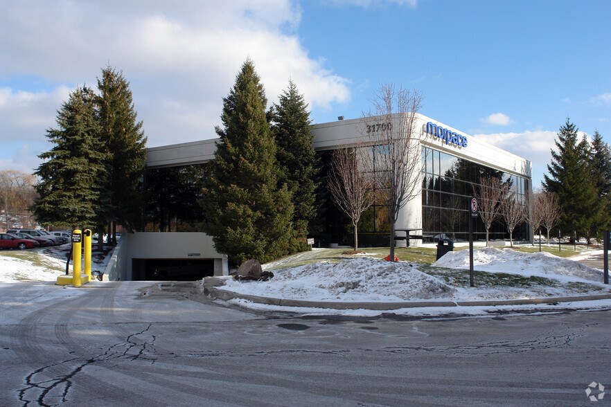 More Photos Of 31700 Middlebelt Rd, Farmington Hills Office For Lease