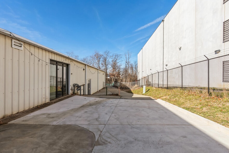 More Photos Of 1508 Moran Rd, Sterling Showroom For Sale