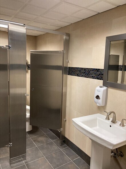 More Photos Of 988 S Adams Rd, Birmingham Office For Lease