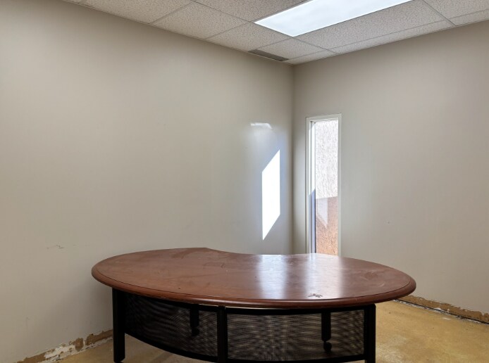 More Photos Of 8-20 Worthington Access Dr, Maryland Heights Flex For Lease