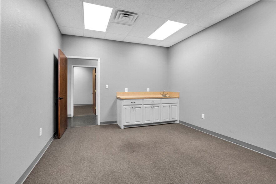 More Photos Of 2418 N Frazier, Conroe Warehouse For Lease