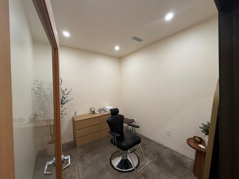 More Photos Of 27-47 S Oak St, Ventura Storefront For Lease