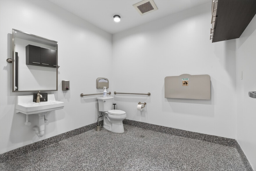 More Photos Of 703 S Main St, Burbank Showroom For Sale