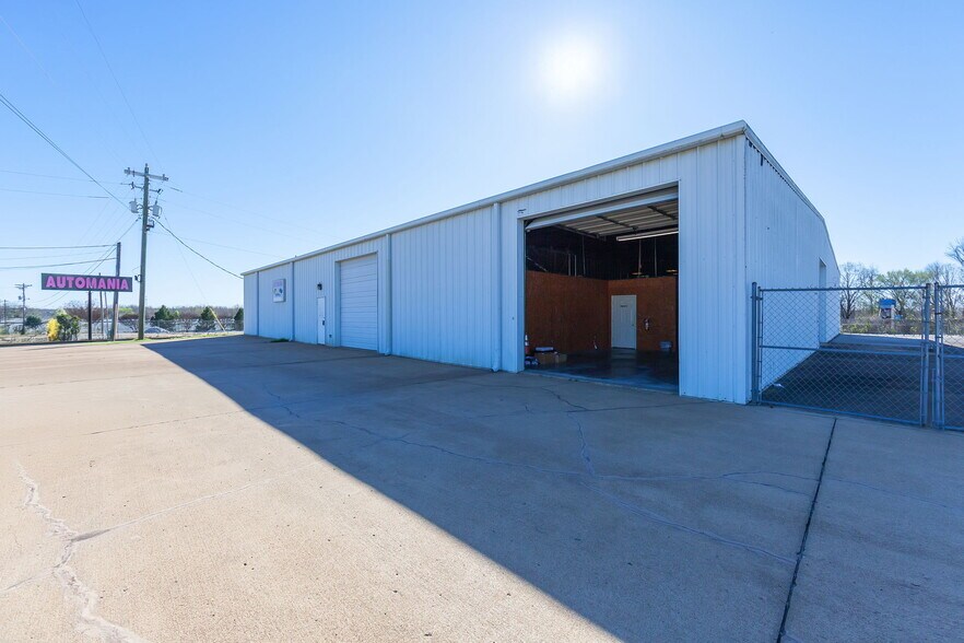 More Photos Of 39 N Madison Dr, Humboldt Showroom For Sale