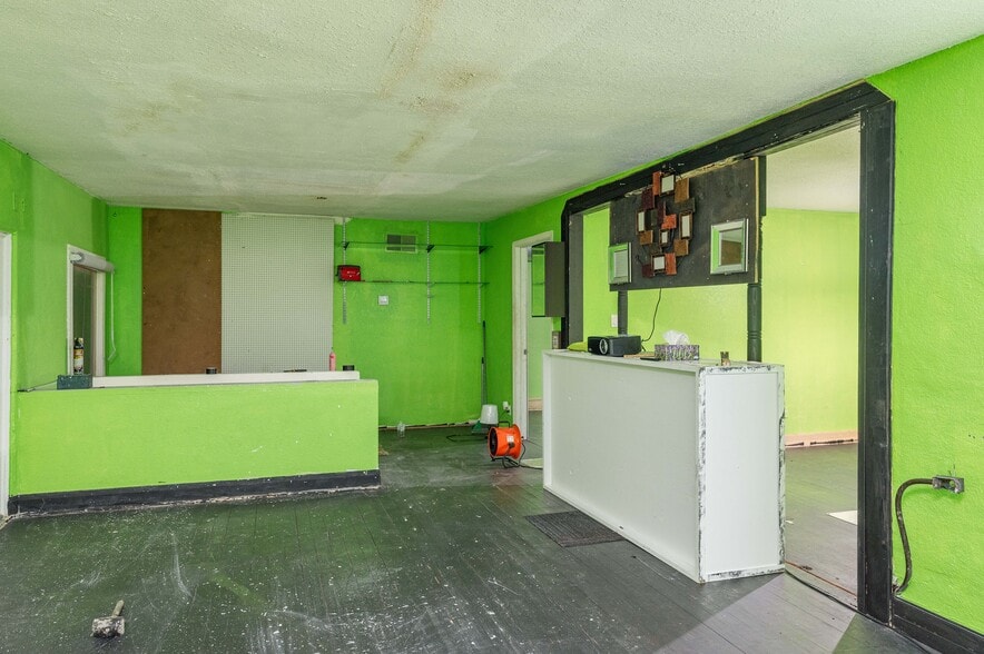 More Photos Of 322 S Scenic Hwy, Lake Wales General Retail For Sale