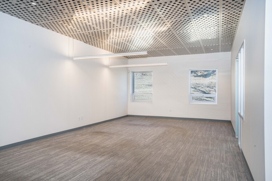 More Photos Of 6 Britton Dr, Bloomfield Warehouse For Lease