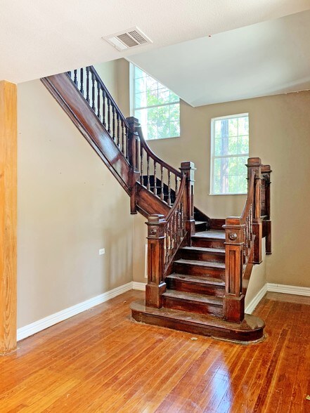 More Photos Of 127 Lewis St, San Antonio Office For Sale