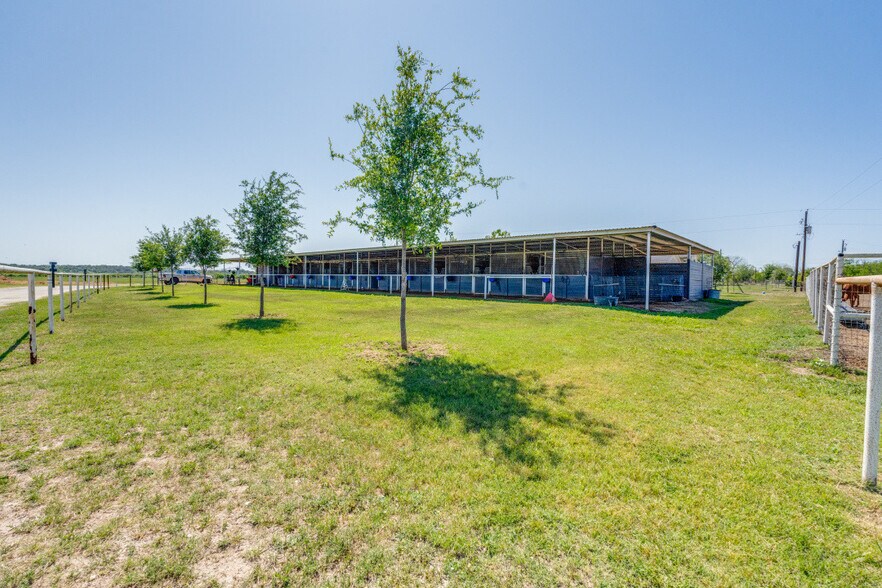 More Photos Of 10023 FM 1303, Floresville Horse Stables For Sale