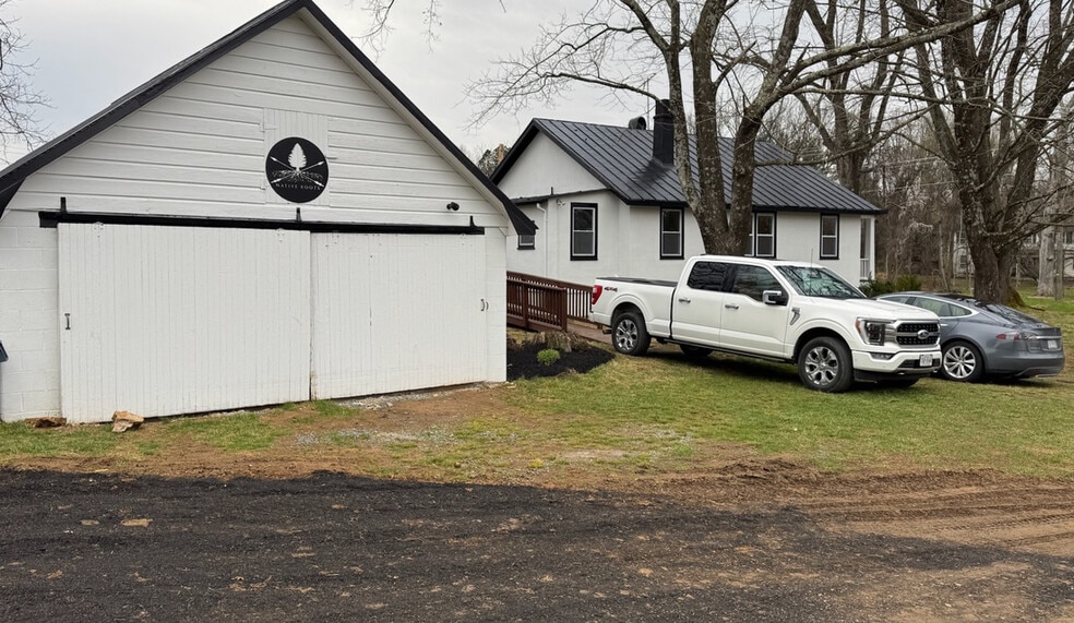 More Photos Of 16940 Hillsboro Rd, Purcellville Office For Sale
