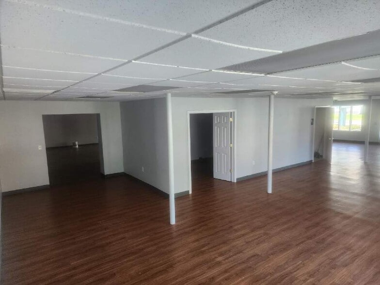 More Photos Of 4305 N 6th St, Harrisburg Showroom For Lease