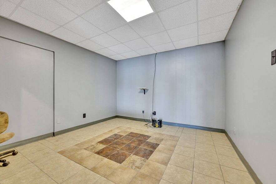 More Photos Of 200 4th St W, Birmingham Warehouse For Lease