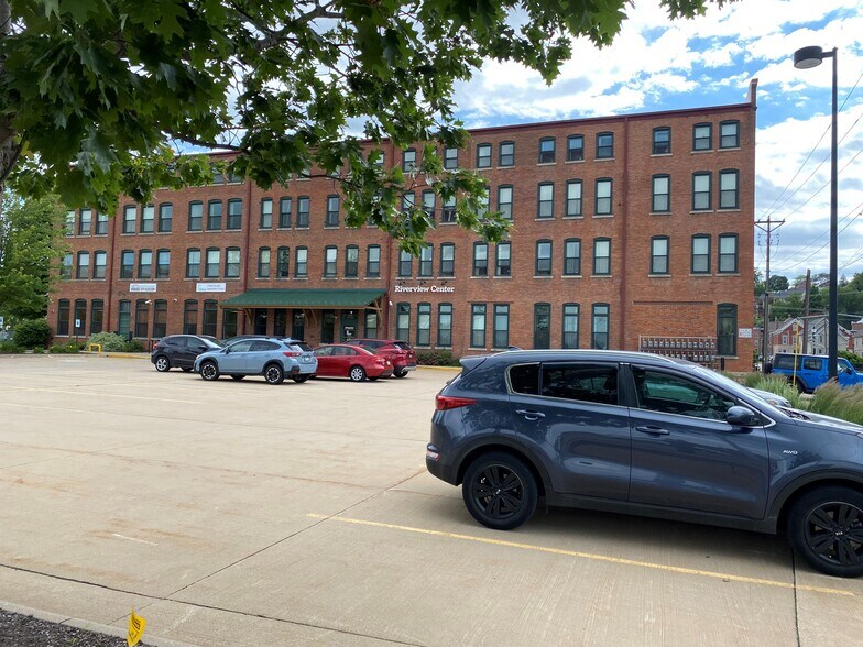 More Photos Of 1789 Elm St, Dubuque Medical For Lease