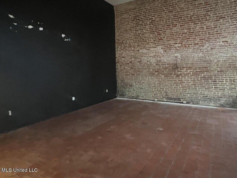More Photos Of 114 W Market St, Greenwood Loft Creative Space For Lease
