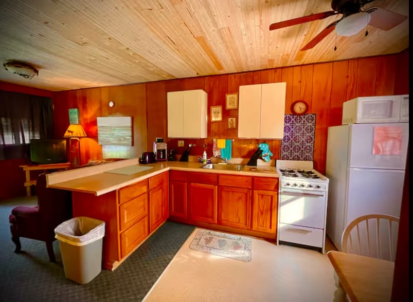 More Photos Of 1080 E Hiawatha Dr, Wisconsin Dells Hotel For Sale