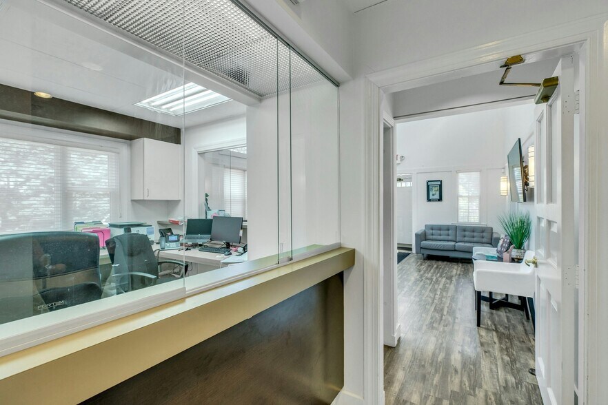 More Photos Of 139 Plandome Rd, Manhasset Medical For Sale