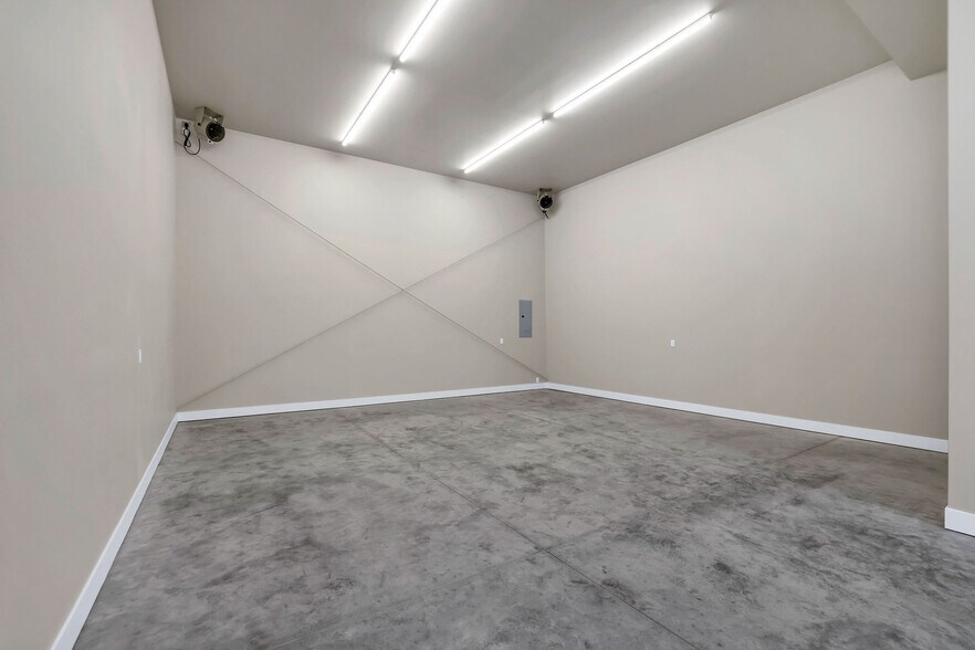 More Photos Of 217 Simmons St, Mccall Showroom For Sale