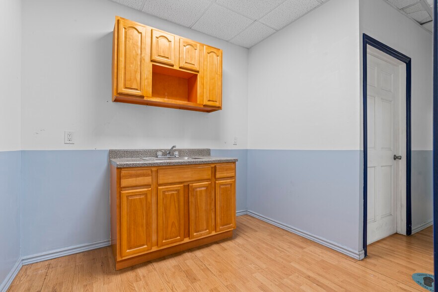 More Photos Of 121-15 Jamaica Ave, Richmond Hill Storefront Retail Residential For Sale