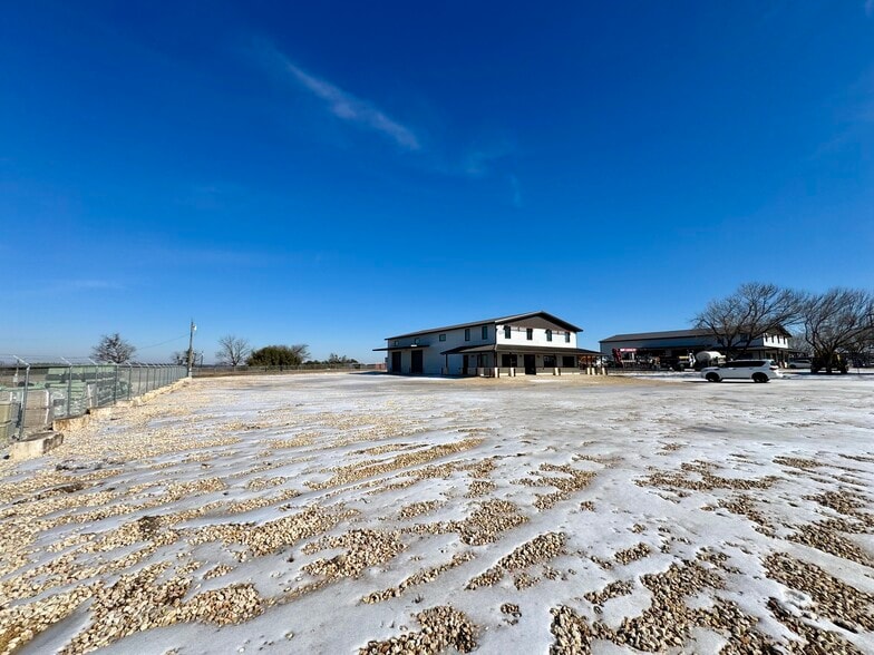 More Photos Of 105 McBar Dr, Jarrell Light Distribution For Lease