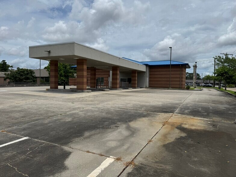 More Photos Of 7346 Highland Rd, Baton Rouge Bank For Sale