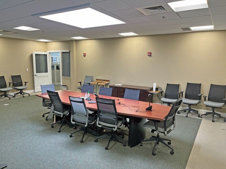 More Photos Of 300 Constitution Ave, Portsmouth Research And Development For Lease