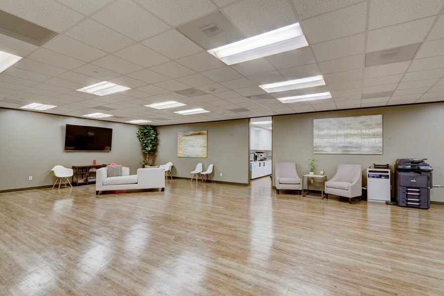 More Photos Of 4710 Bellaire Blvd, Bellaire Unknown For Lease