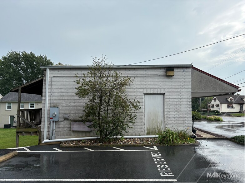 More Photos Of 35 S Dwight St, West Lawn Office For Sale