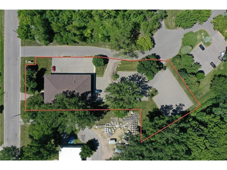 More Photos Of 768 N Creek Dr, Willmar Flex For Sale