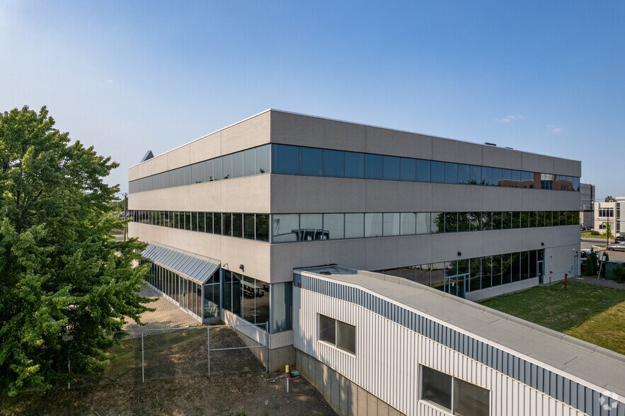 More Photos Of 666 Boul Saint-Martin O, Laval Office For Lease