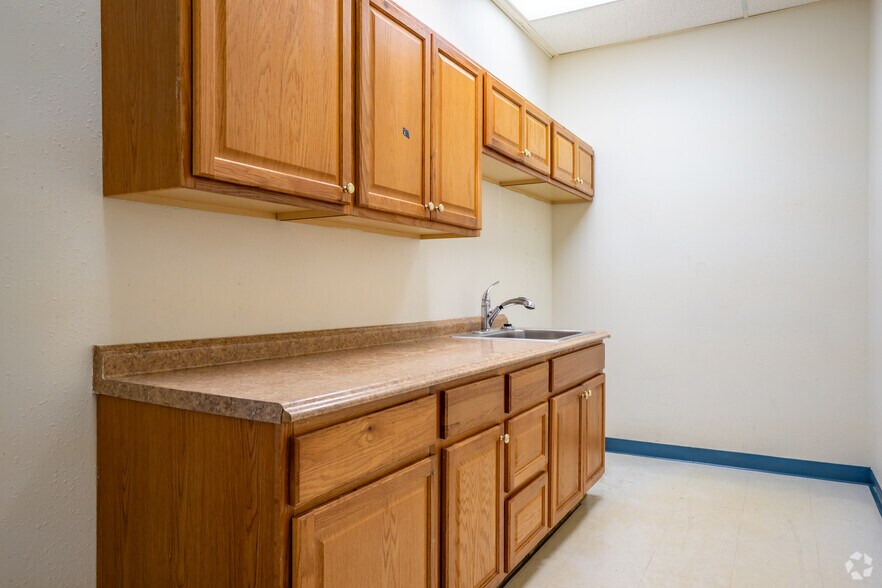 More Photos Of 11350 66th St N, Largo Office Residential For Lease