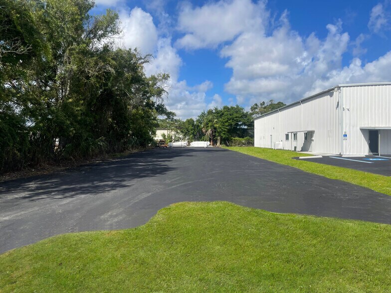 More Photos Of 1211 44th Ave E, Bradenton Warehouse For Lease