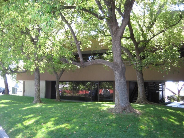 More Photos Of 2000 Oak St, Bakersfield Office For Lease