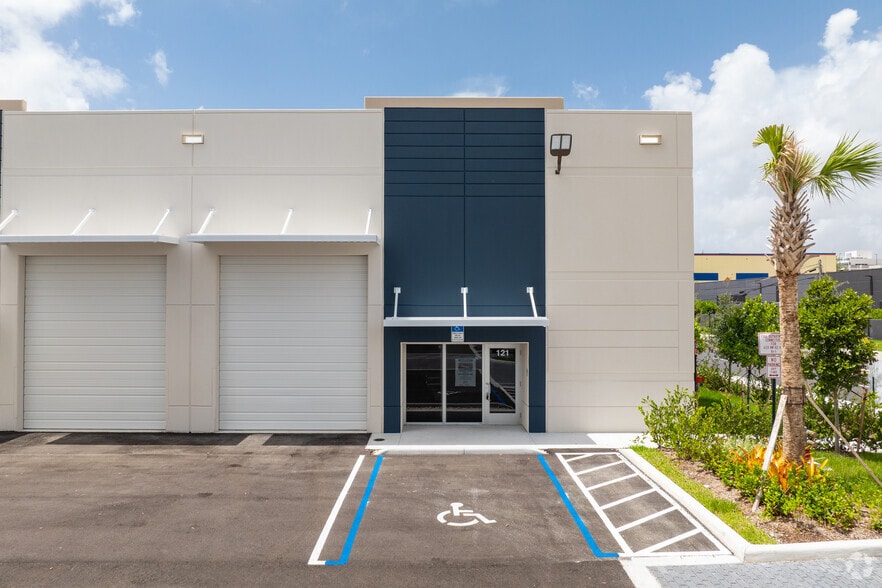 More Photos Of 6175 NW 102nd Ave, Doral Showroom For Lease