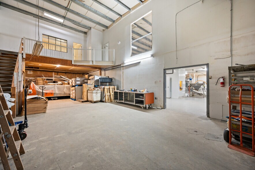 More Photos Of 2727 Dixon St, Port Coquitlam Industrial For Lease