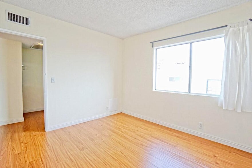 More Photos Of 933 New Depot St, Los Angeles Apartments For Sale