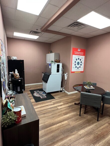 More Photos Of 6380 S Valley View Blvd, Las Vegas Showroom For Lease