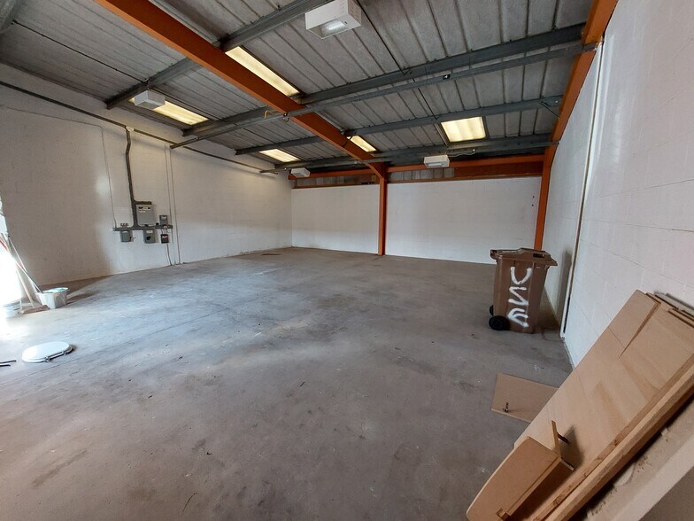 More Photos Of 10 Munro Rd, Stirling Warehouse For Lease