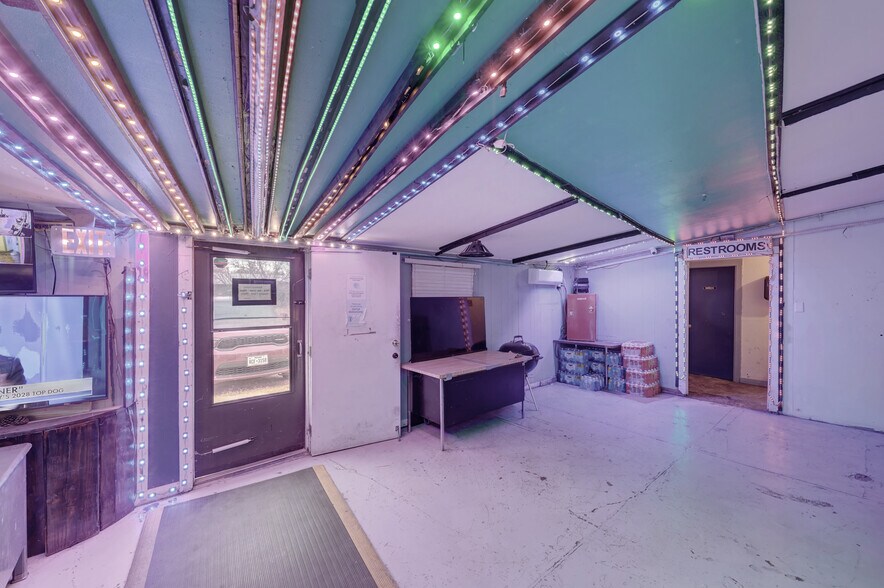 More Photos Of 200 W Murphy St, Alpine Flex For Sale