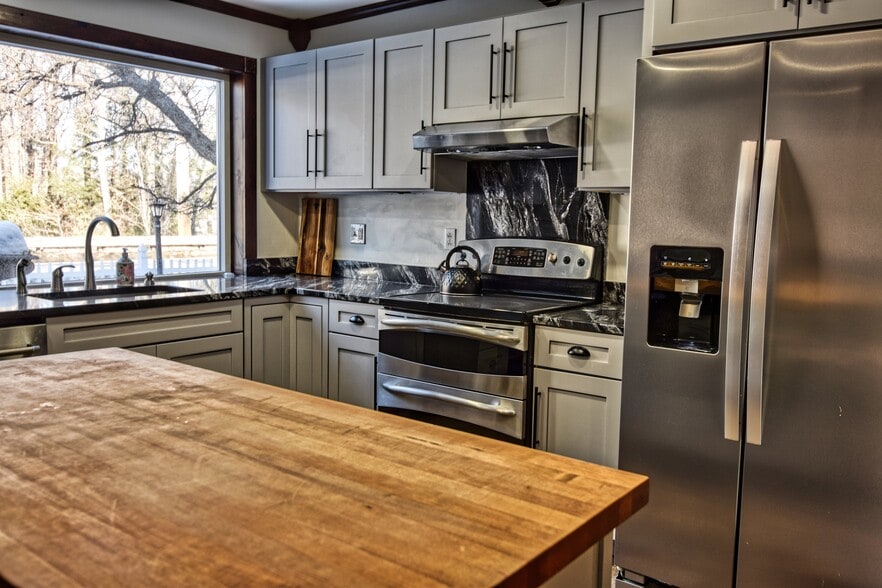 More Photos Of 27 Route 25, Plymouth Hospitality For Sale