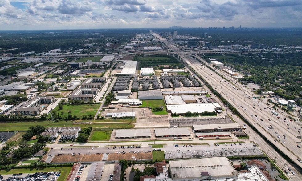 More Photos Of 11020 Katy Fwy, Houston Warehouse For Lease