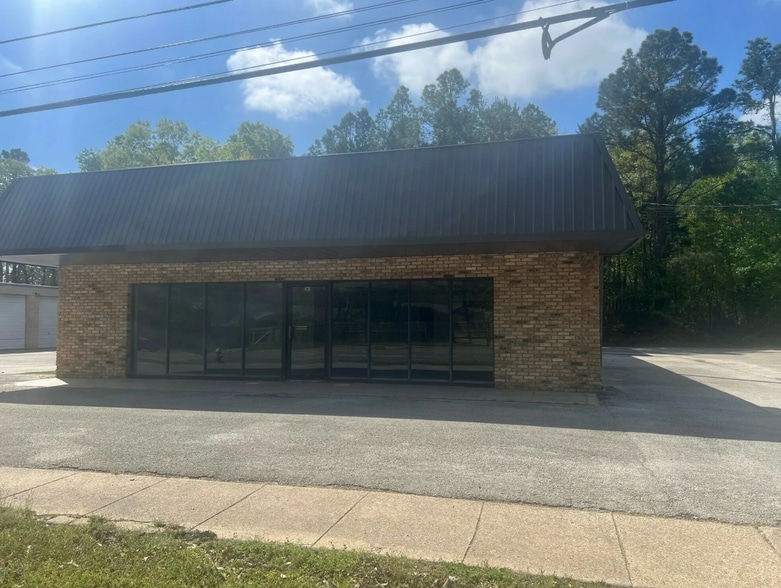 Primary Photo Of 2811 University Blvd, Tyler Showroom For Lease