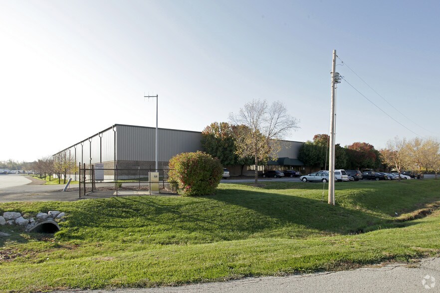 More Photos Of 4617-4641 Crossroads Industrial Dr, Bridgeton Warehouse For Lease