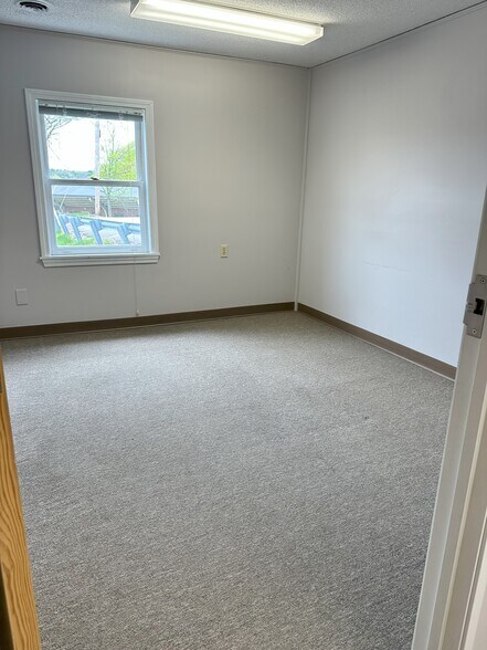 More Photos Of 45 Church St, Gardiner Light Distribution For Lease