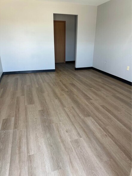 More Photos Of 1300-1310 N 14th St, Indianola Warehouse For Lease