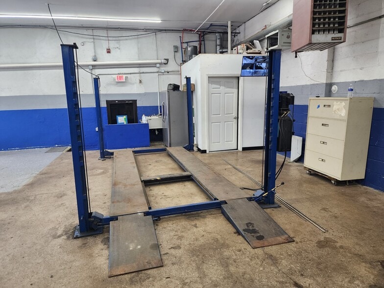 More Photos Of 260 Green St, South Hackensack Truck Terminal For Lease
