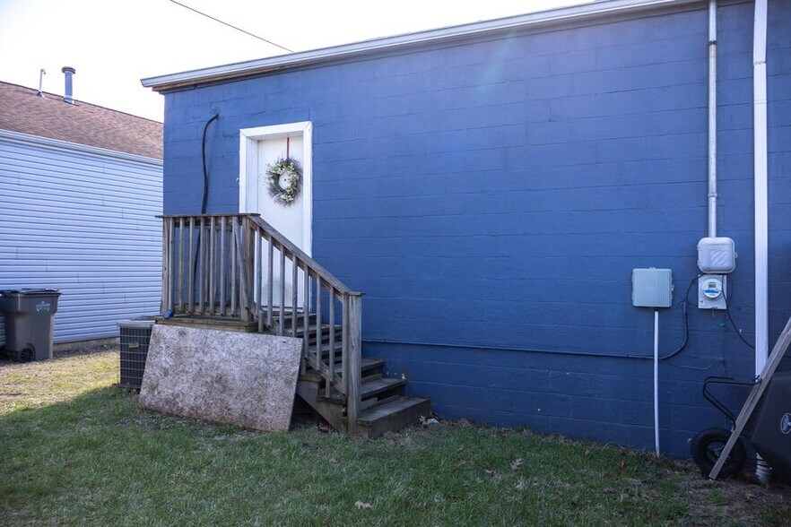 More Photos Of 427 S Whittaker St, New Buffalo Storefront For Sale