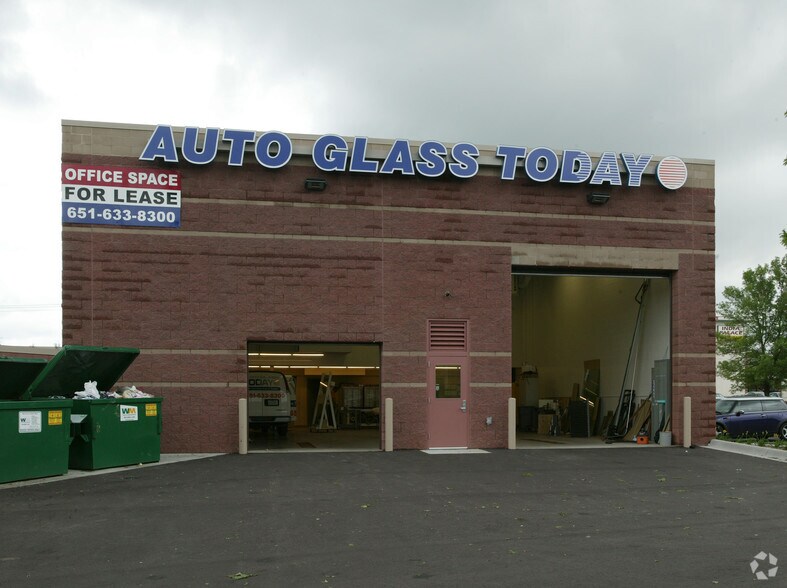 More Photos Of 2597-2599 N Cleveland Ave, Roseville Showroom For Lease