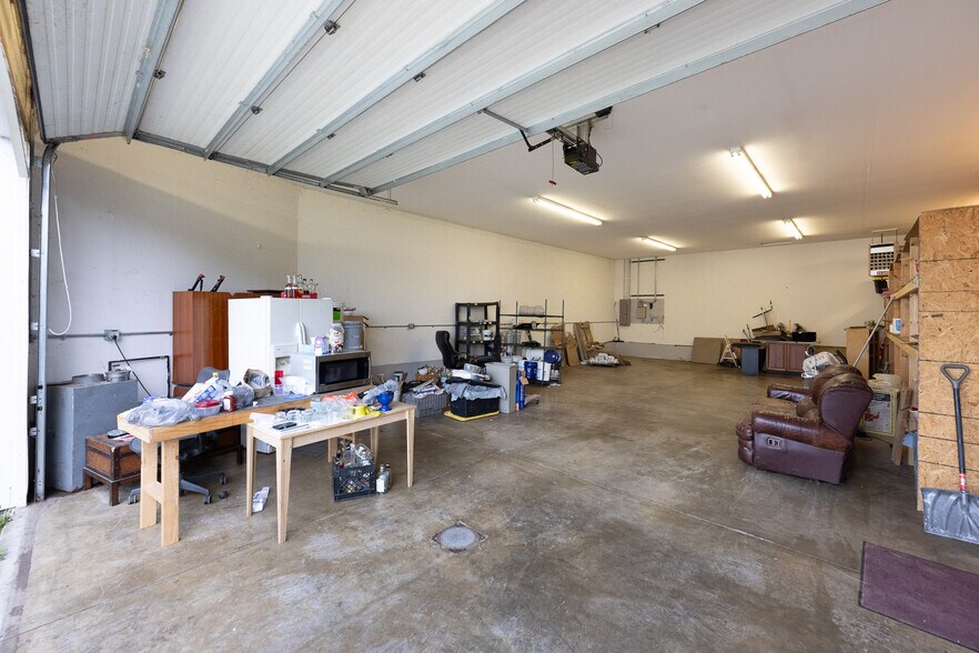 More Photos Of 80 Vine St, Newark Light Distribution For Sale