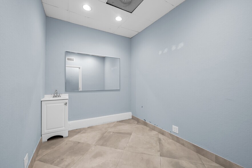 More Photos Of 2701-2709 E Oakland Park Blvd, Fort Lauderdale Storefront Retail Office For Lease